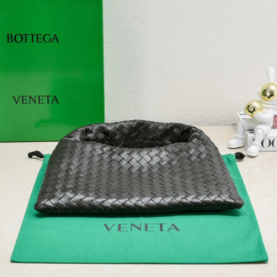 Batch 1860 #Bv new small HOP bag, the bag body and handles are made of a whole piece of woven leather. The bag body is soft and lazy. Hop symbolizes the praise of innovation and eternal craftsmanship [love]. The pyramid silhouette combines practicality and fashion. It is modern and casual. The double-sided closure design of the bag mouth is more convenient and safe! The cowhide texture also makes the bag more wear-resistant and durable. A must-have for fashionable ladies who like minimalism yet comfortable and casual! Size: 41x20.5x7.5, Model: 3966#